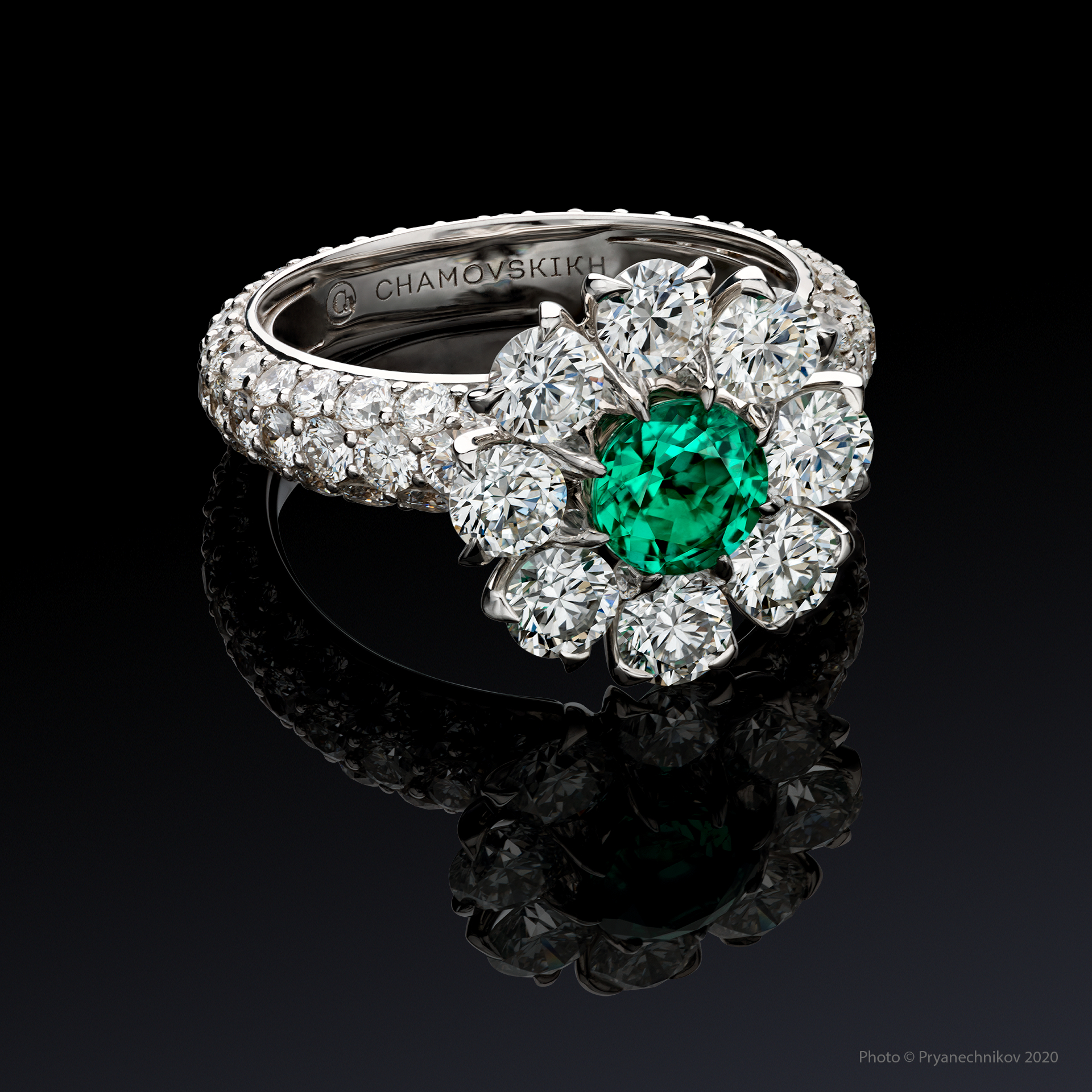 Рекламное фото ювелирных изделий с бриллиантами и драгоценными камнями