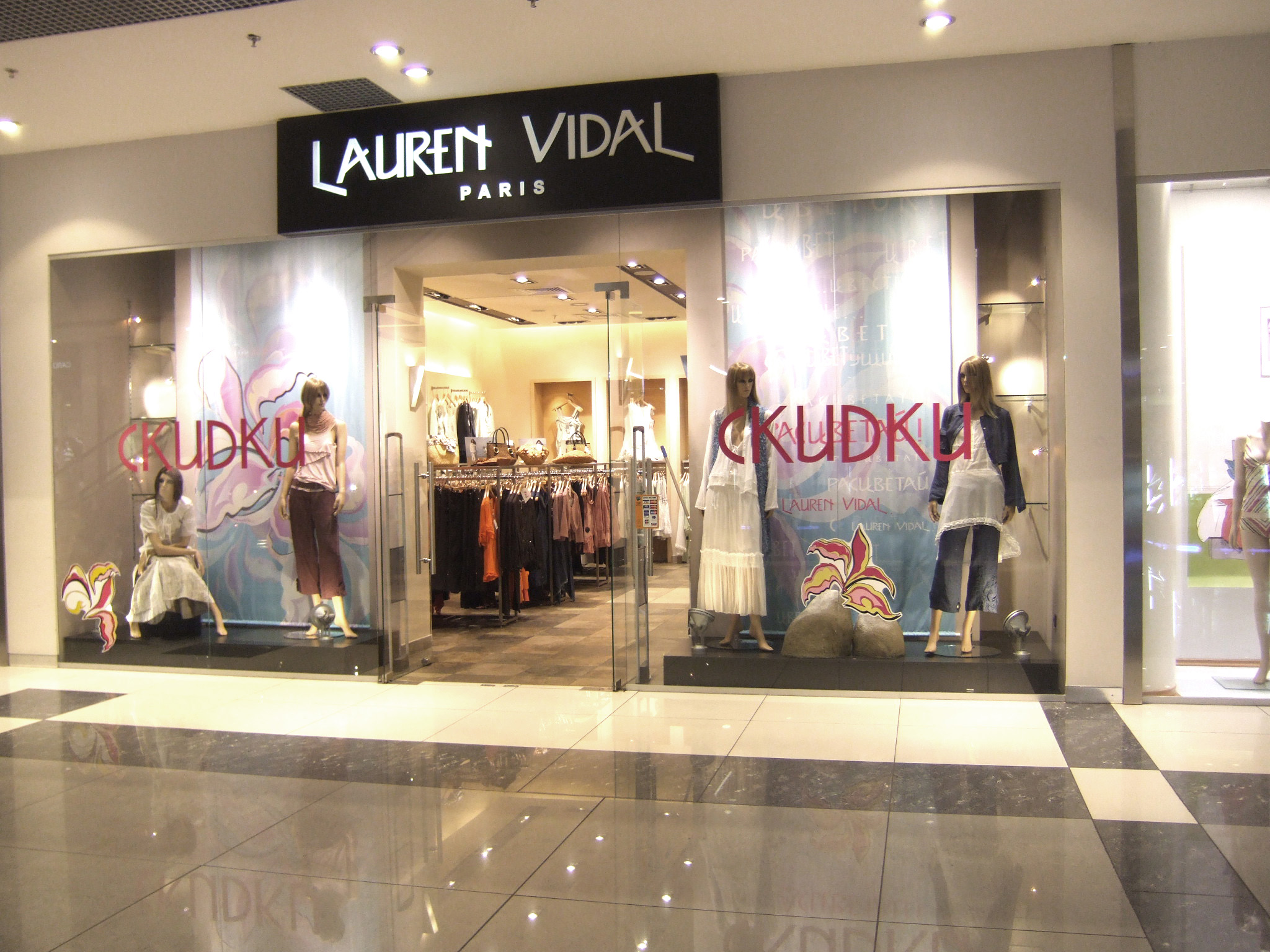 Разработка оформления витрин для сети салонов "LAUREN VIDAL