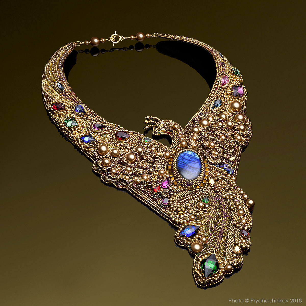 Фото украшений с дизайнерской вышивкой