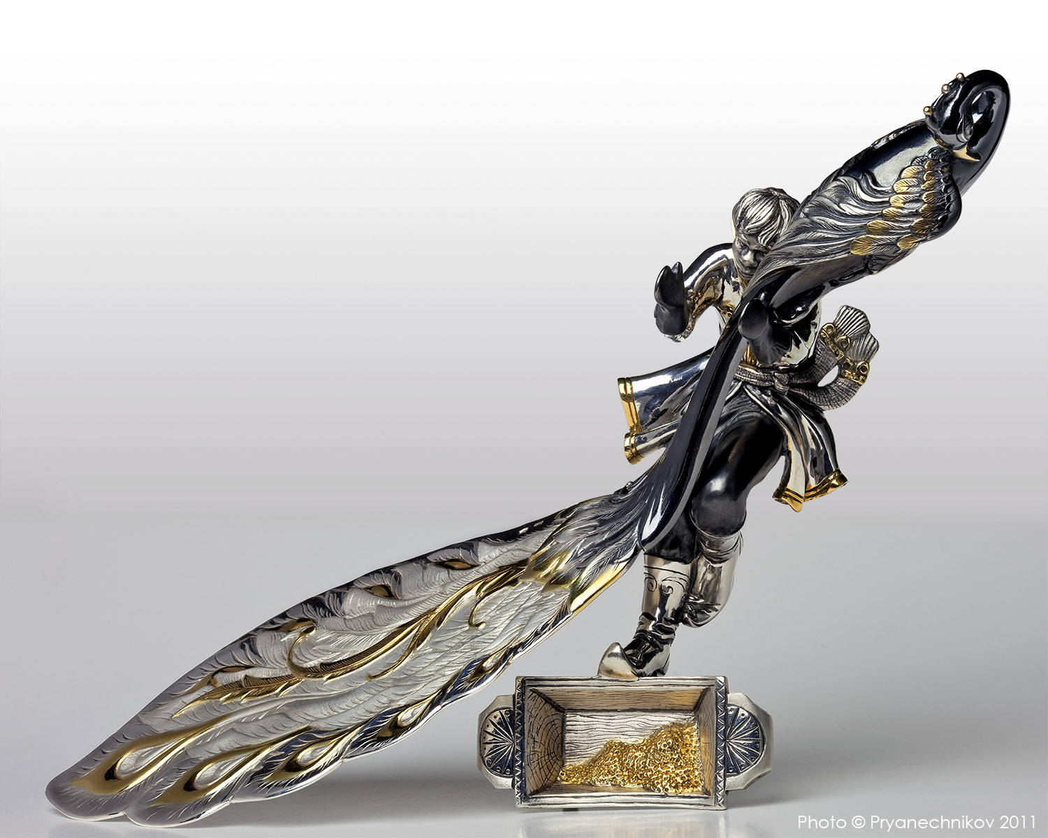 Рекламная фотосъемка. Фото изделий из серебра с позолотой.