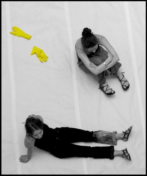 желтые перчатки.