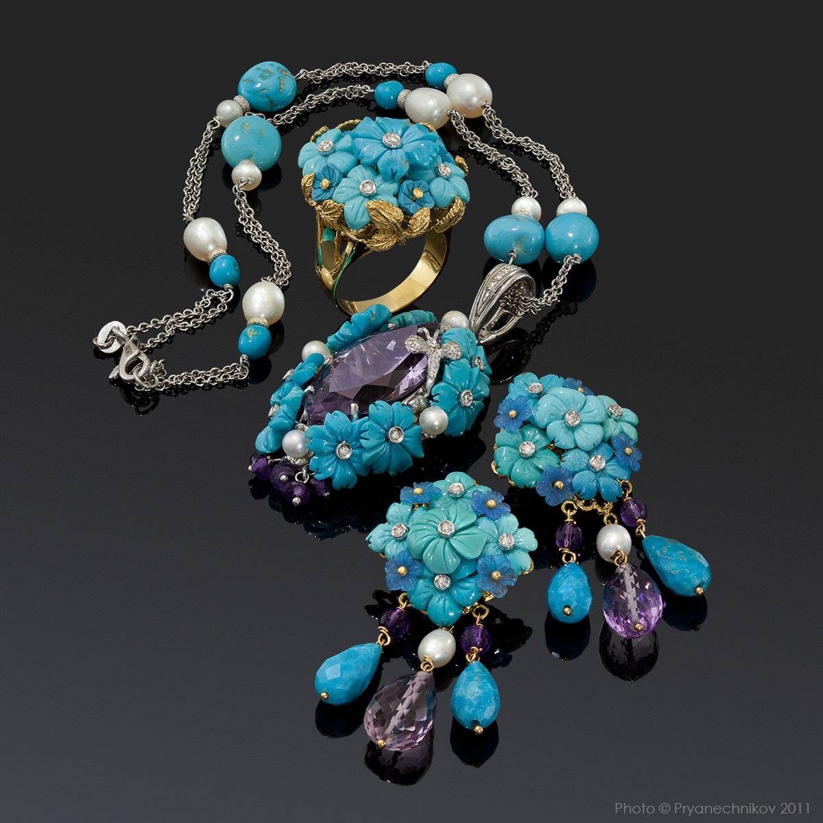 Рекламное фото ювелирных изделий с бриллиантами и драгоценными камнями