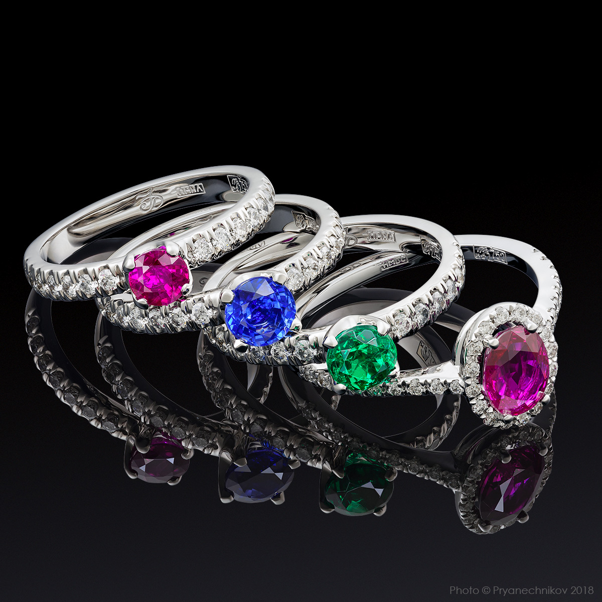 Рекламное фото ювелирных изделий с бриллиантами и драгоценными камнями