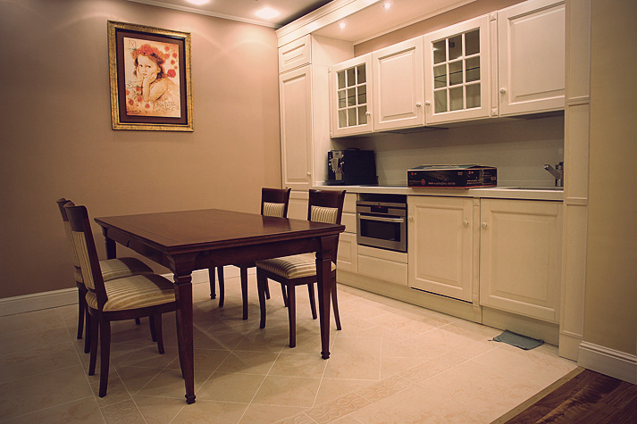 Светлая кухня.