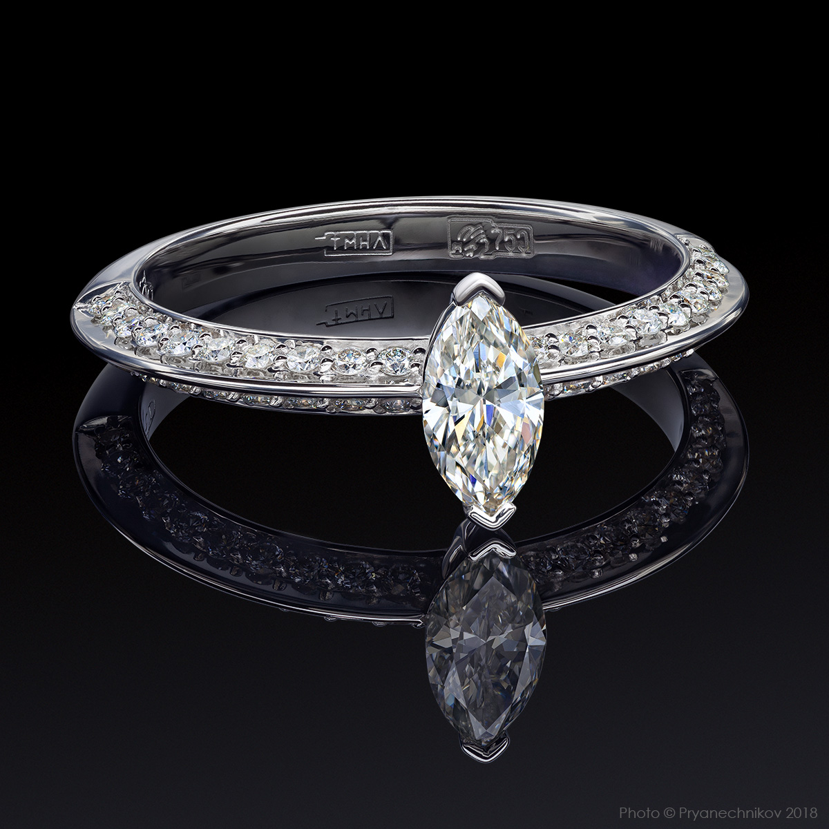 Рекламное фото ювелирных изделий с бриллиантами и драгоценными камнями