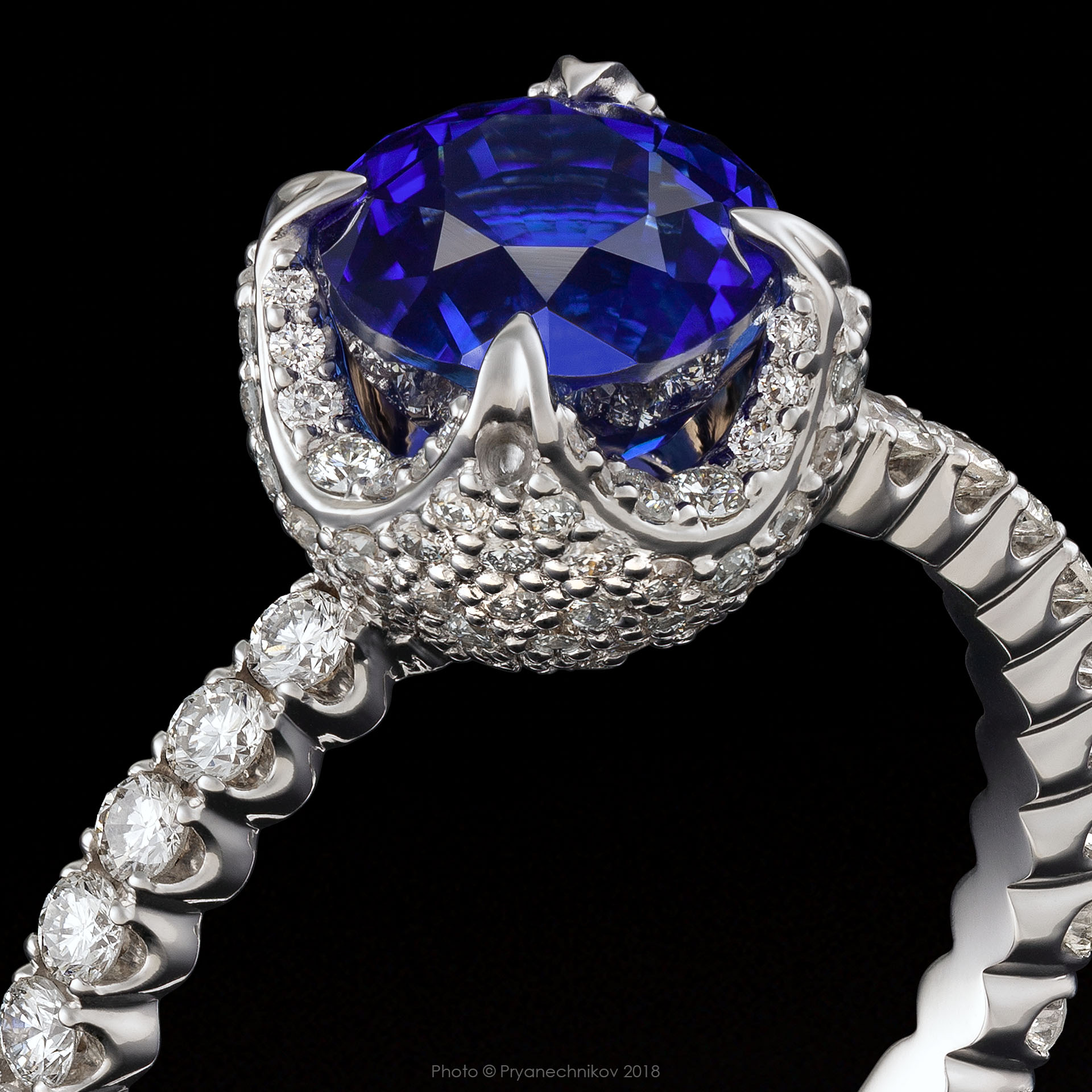 Рекламное фото ювелирных изделий с бриллиантами и драгоценными камнями