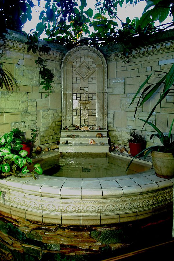 Фонтан в саду