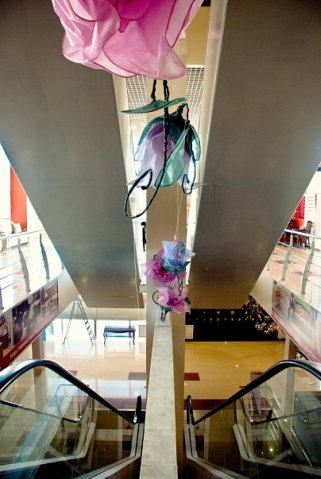 Весеннее оформление торгового центра 2010