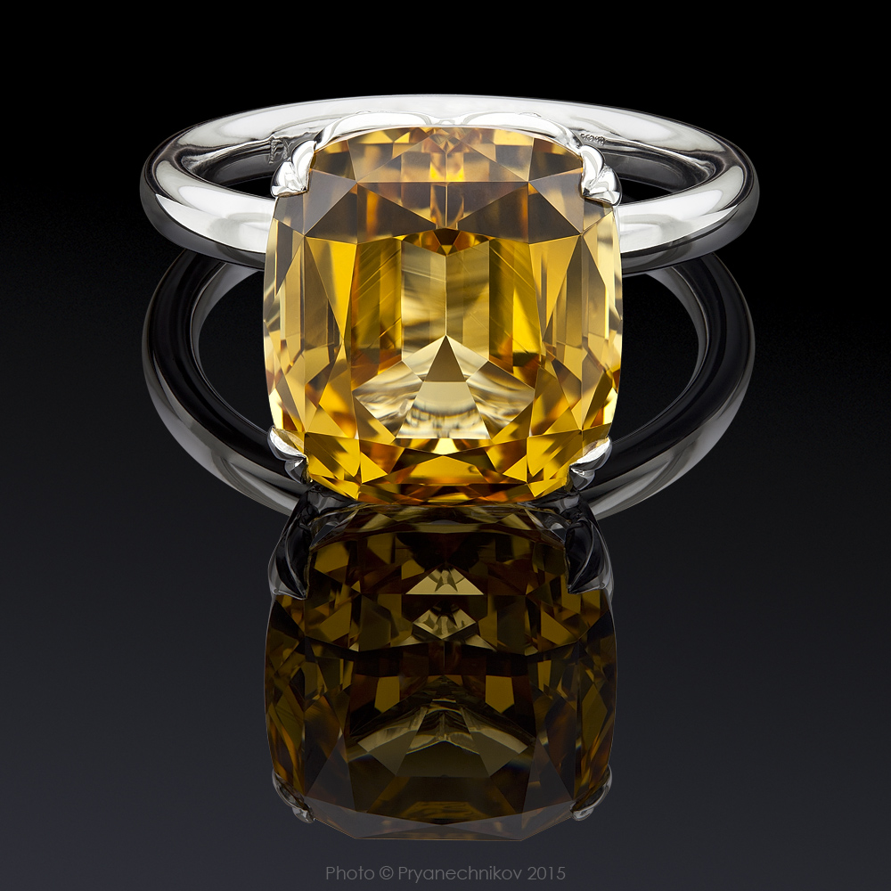 Рекламное фото ювелирных изделий с драгоценными камнями и бриллиантами