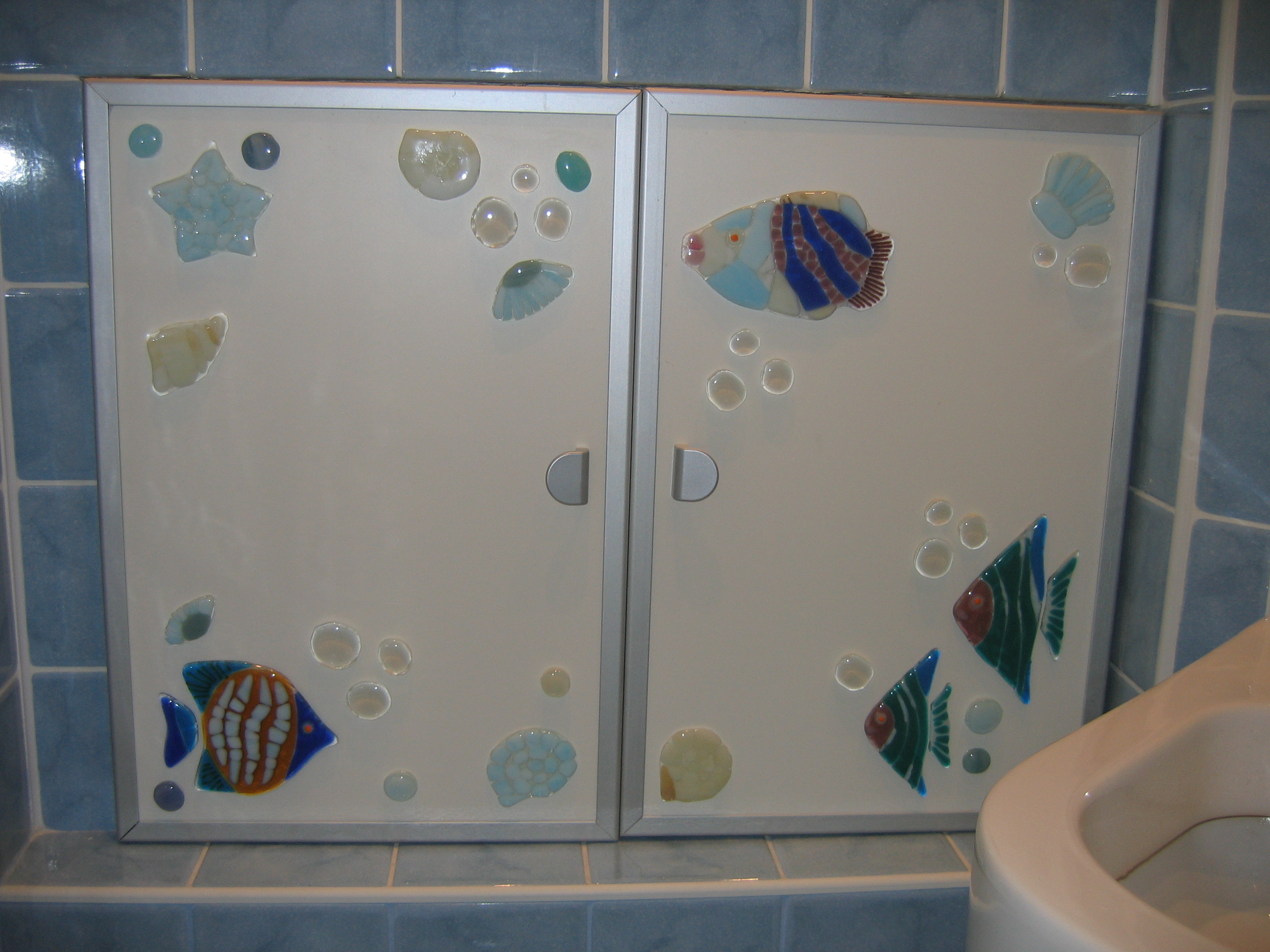 фьюзенги наклеены на пластиковые панели"морская тема"