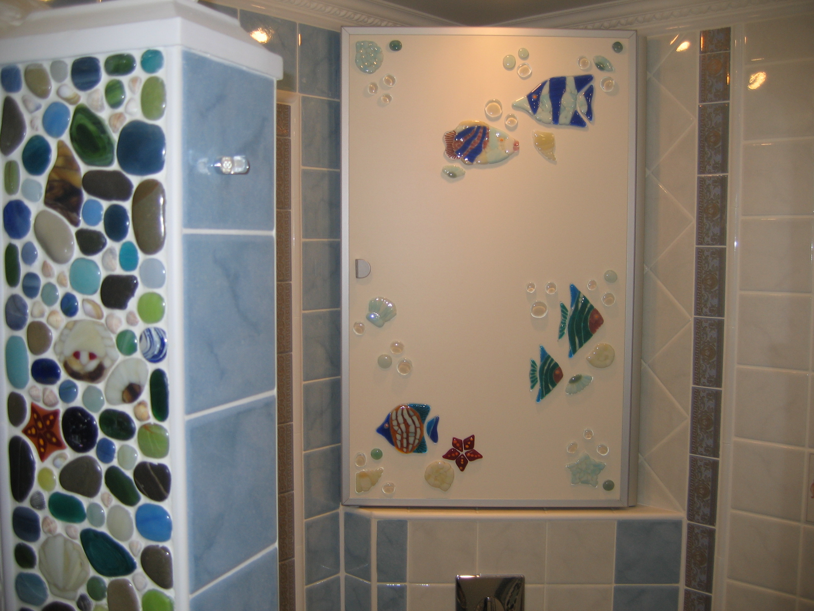 фьюзенги наклеены на пластиковые панели"морская тема"