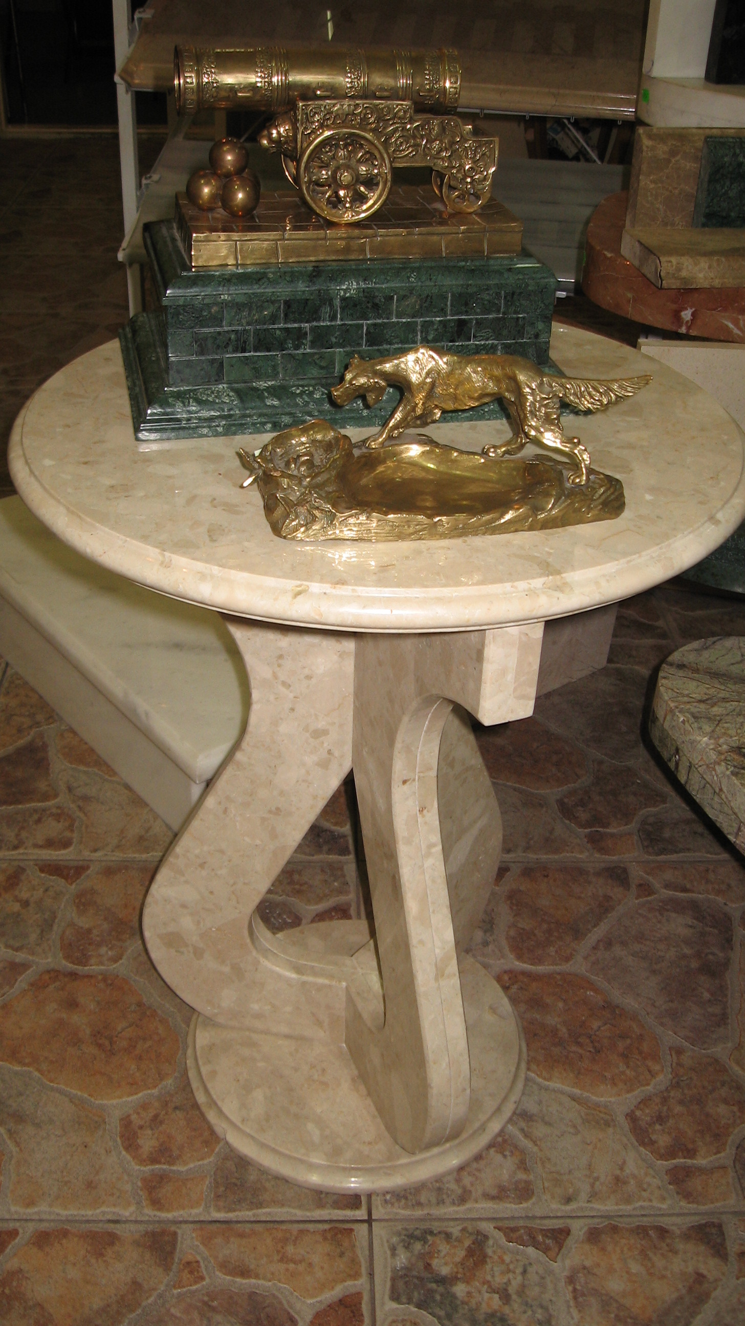 Столик мраморный.