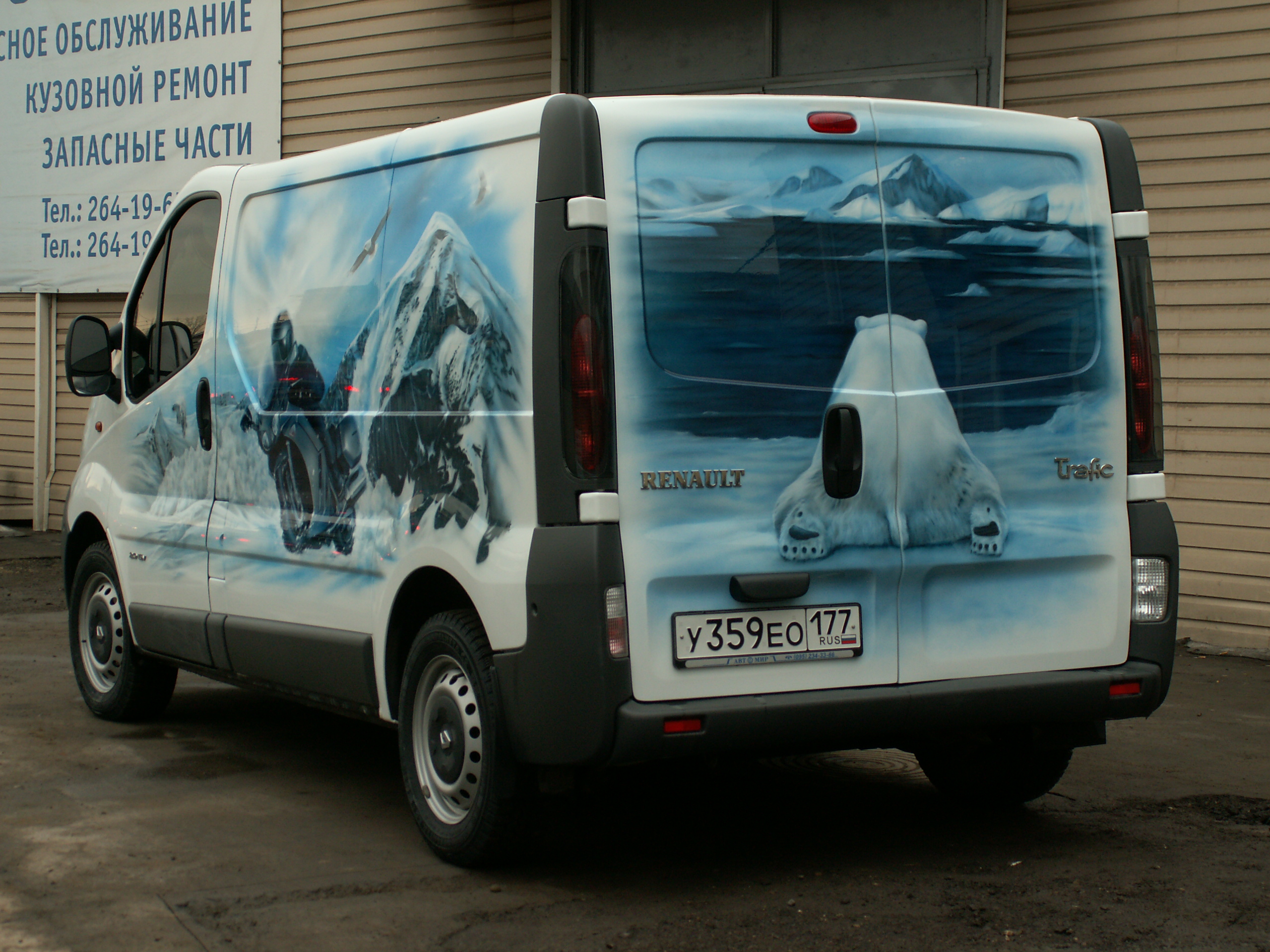 Автобус с ледниками. Победитель "Аэрограф 2010".