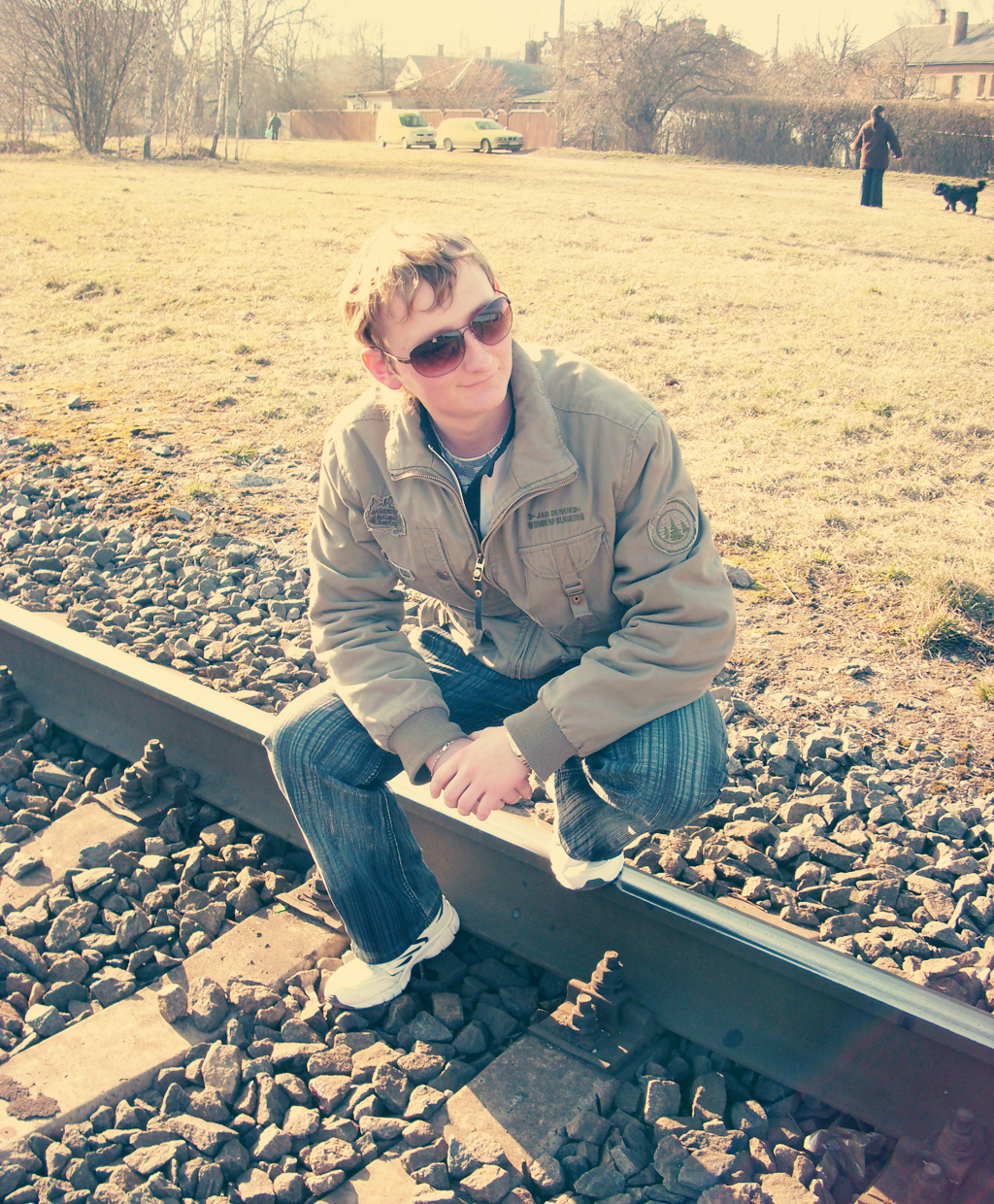 Не садитесь на рельсы