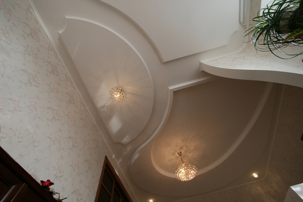 Потолок в гостиной.