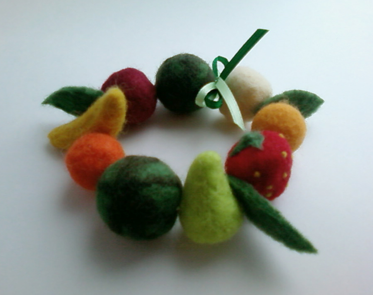 фруктовый браслетик (войлок)
