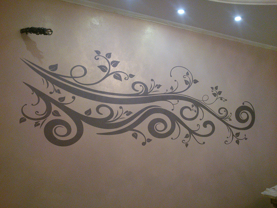 Трафарет на декоративной штукатурке 2