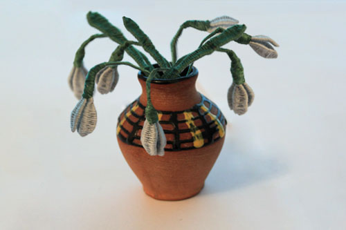 Букетик подснежников из ниток мулине