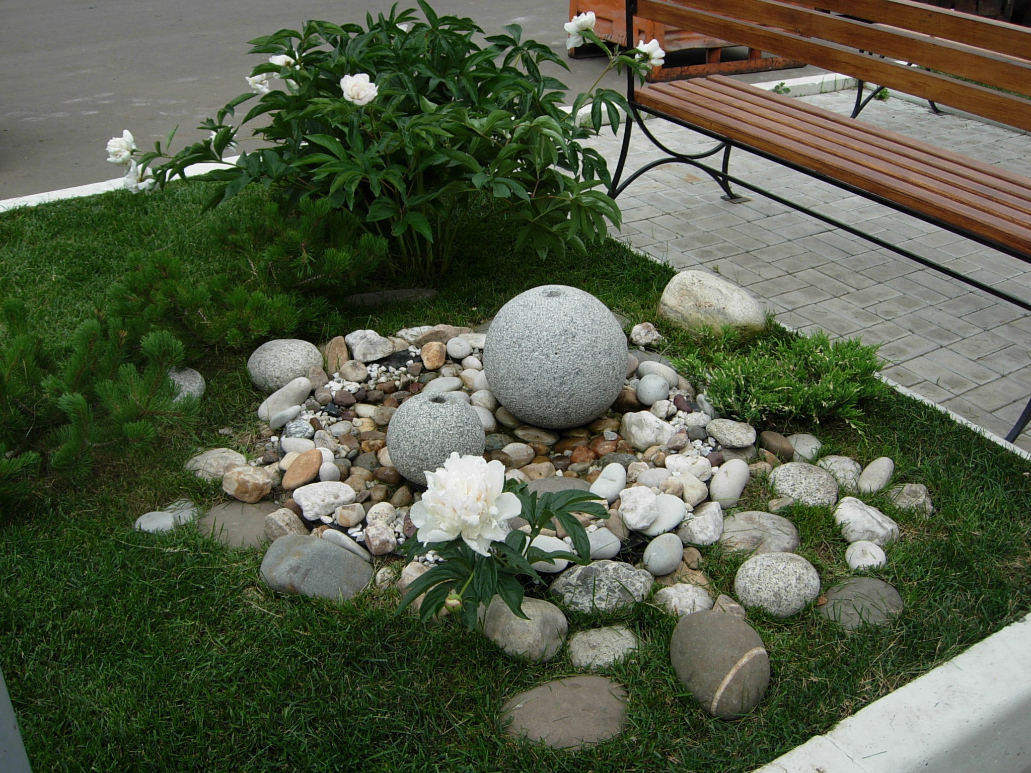 оформление с группой камней,фонтанчиком