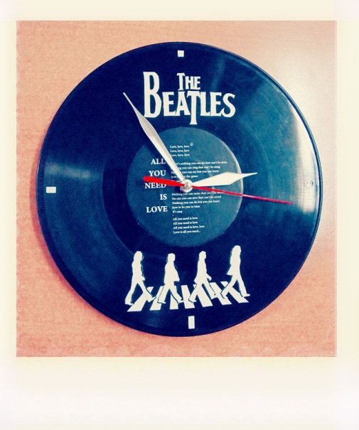 часы настенные из винила_"Битлз"