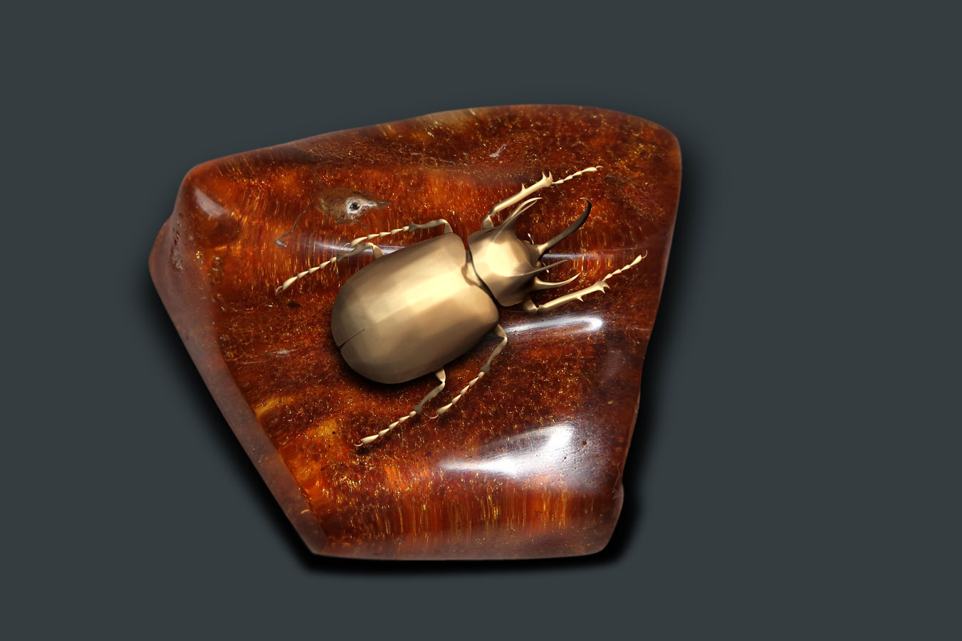 сувенир "Жук", янтарь,бронза, золочение.