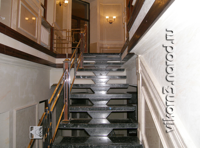 Лестница из гранита на металлическом каркасе