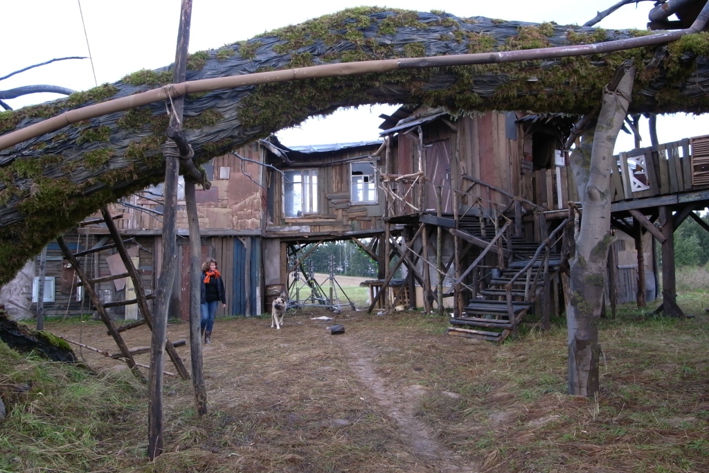 х/ф "Три дня с придурком" 2010 г. двор дома