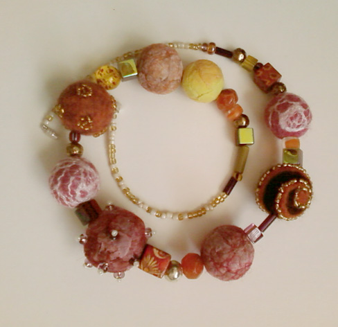 Бусы (войлок, шелк, бусины, бисер)