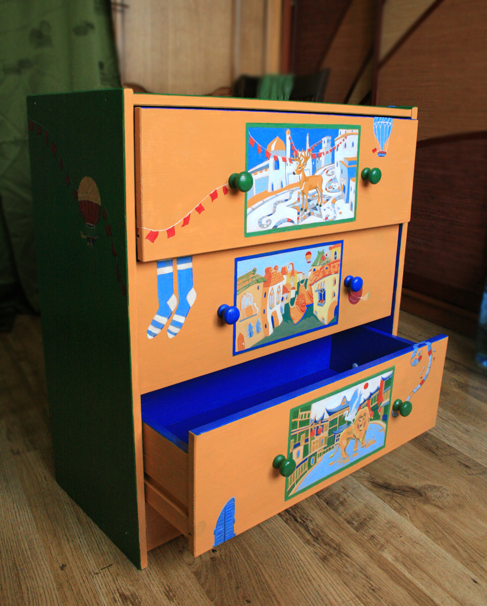 Комод для ребенка. Акрил.