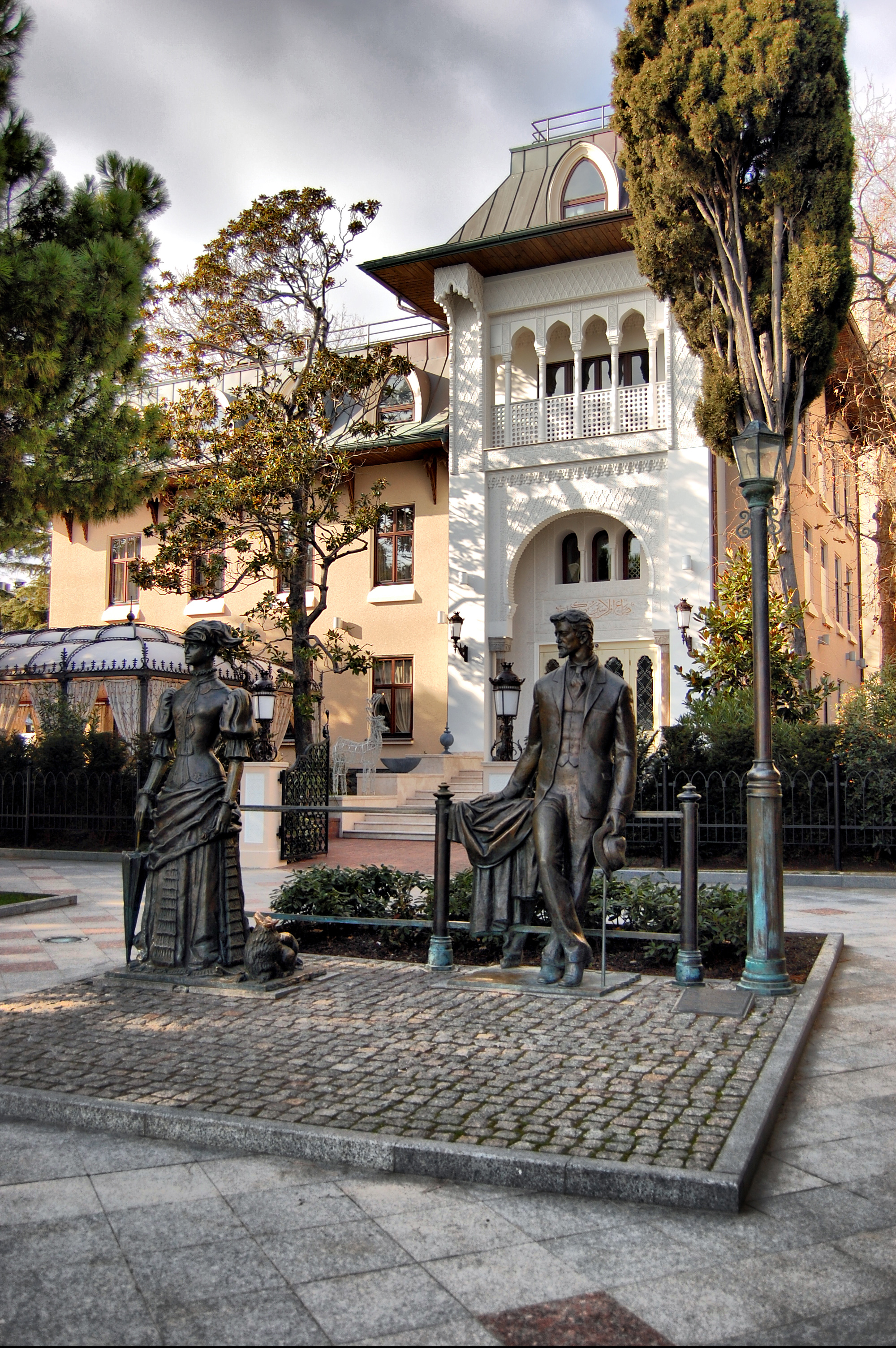 "Дама с собачкой и Чехов". Памятник на Набережной г.Ялта. До