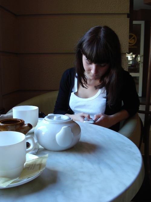 Девушка за столиком