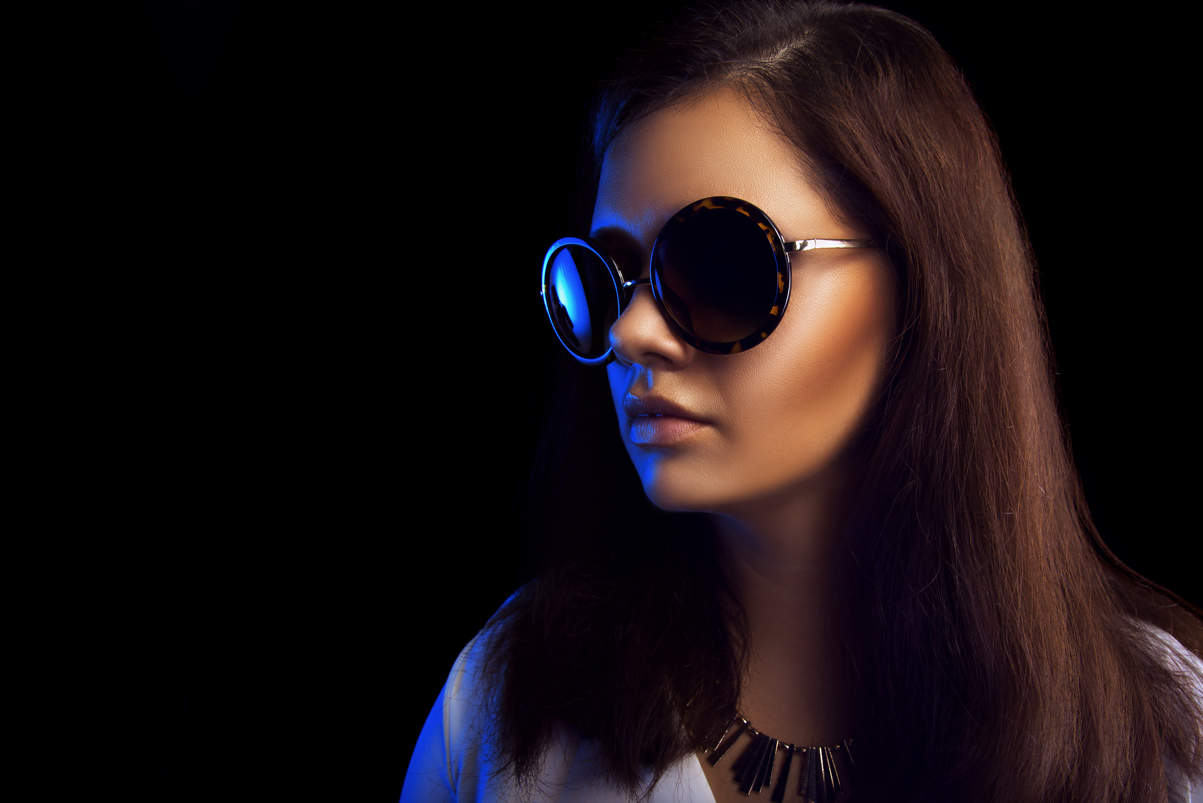 Elegant woman in big sunglasses