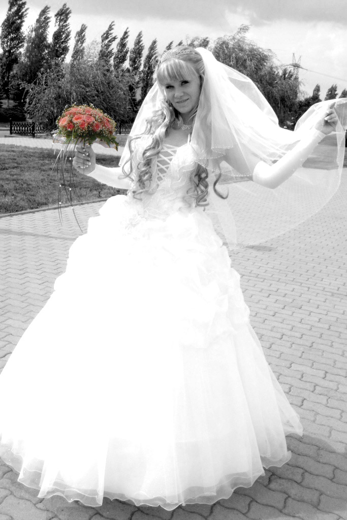 Цветное черно-белое фото.