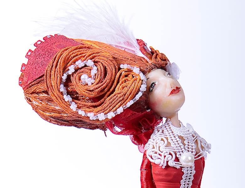 "Покоряя города" цернит, текстиль 34см 2009г