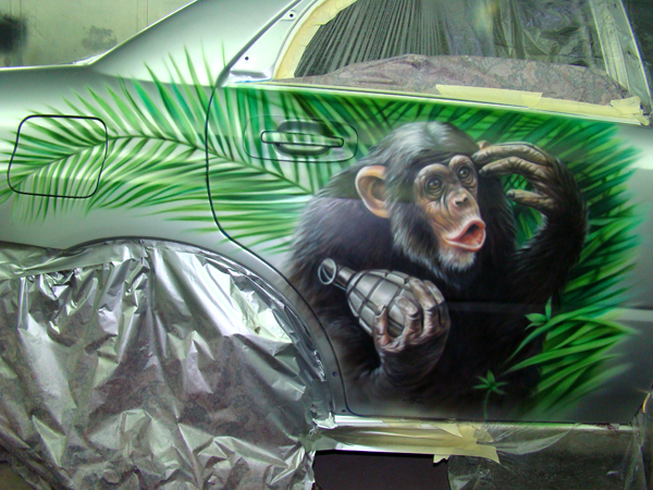 Обезьяна с гранатой на Субару.