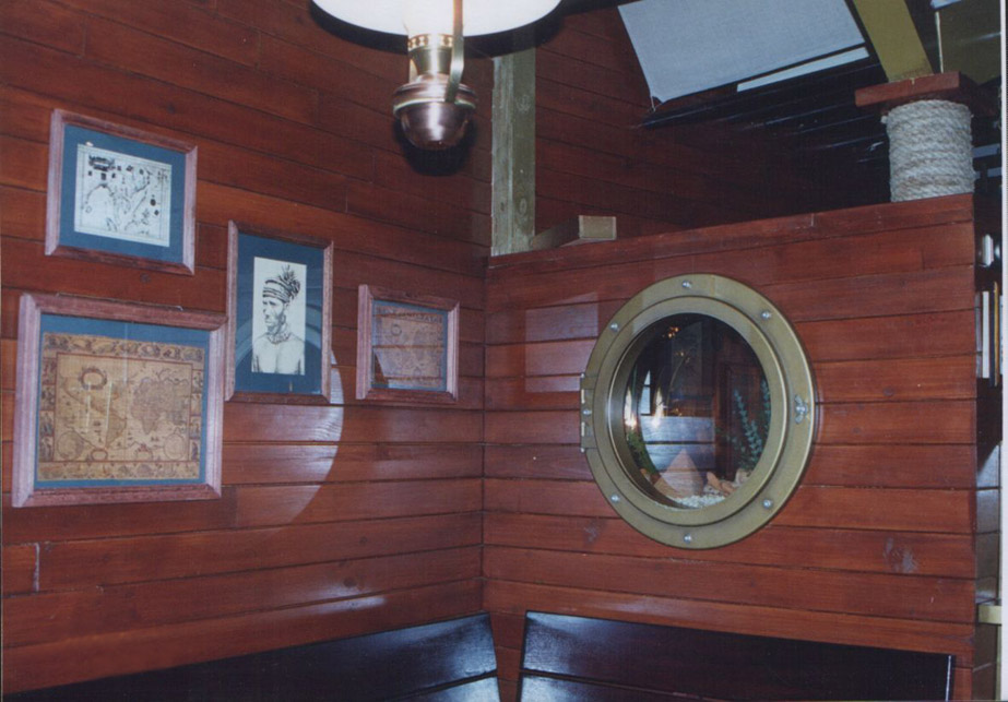 Декоративный иллюминатор в ресторане "Bartolomeo"