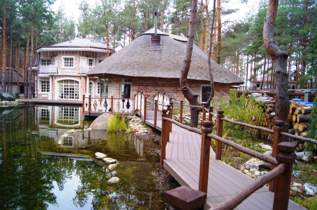 Усадьба с прудом в сосновом лесу.