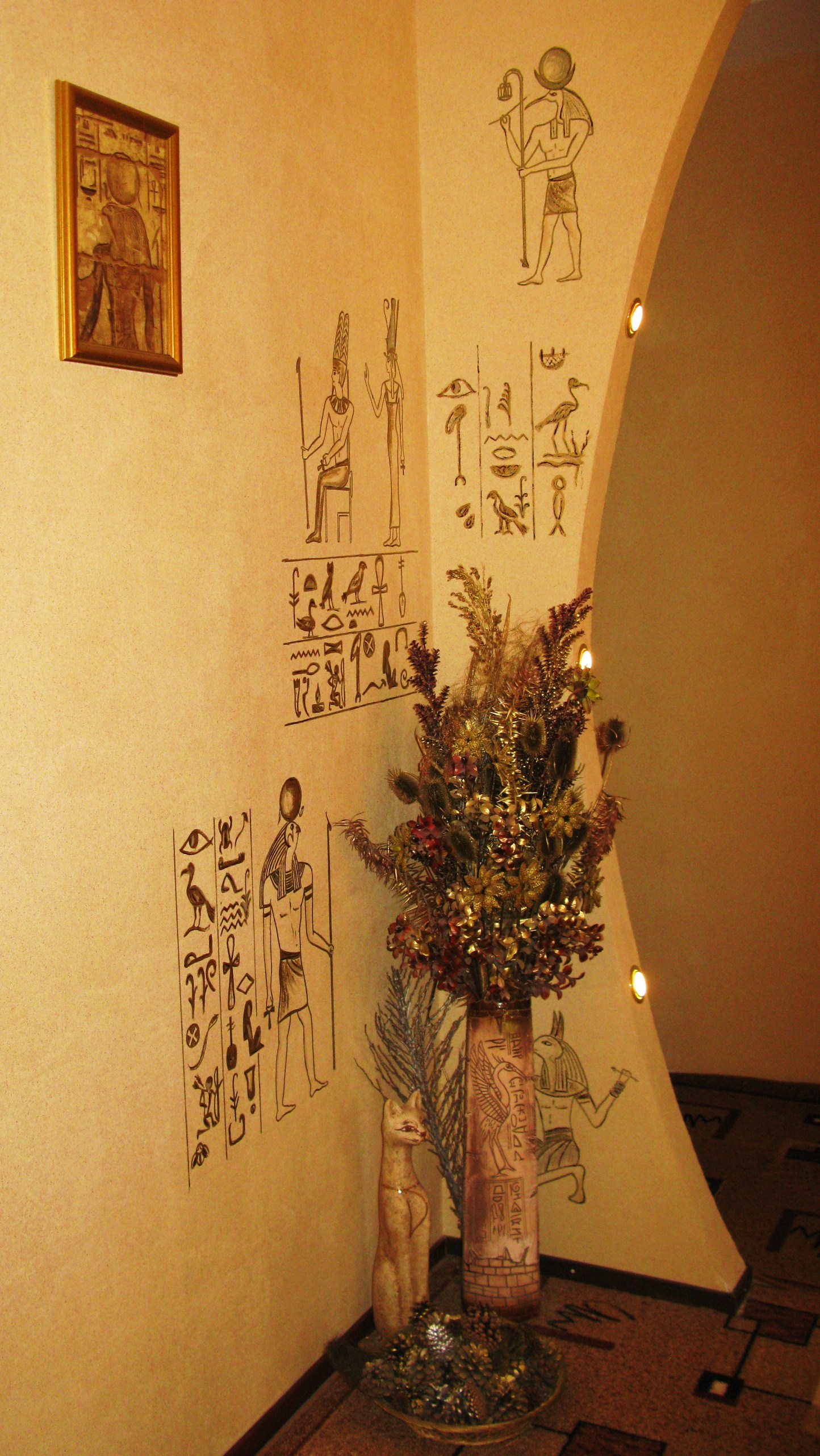 Тайны древнего Египта. Роспись по фактурной штукатурке.