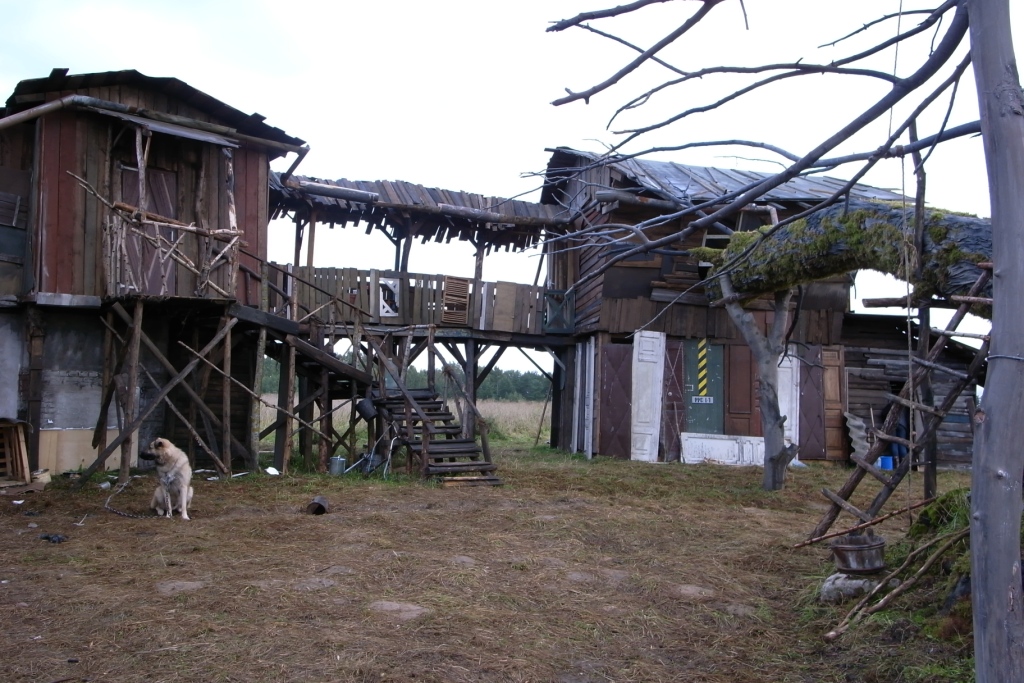 х/ф "Три дня с придурком" 2010 г. двор дома