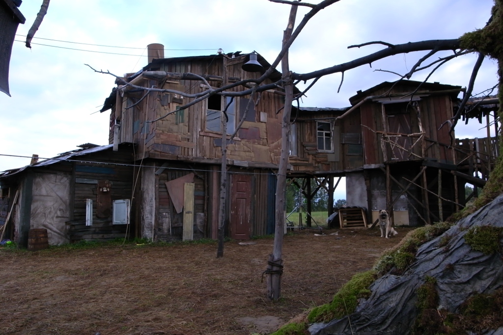 х/ф "Три дня с придурком" 2010 г. двор дома