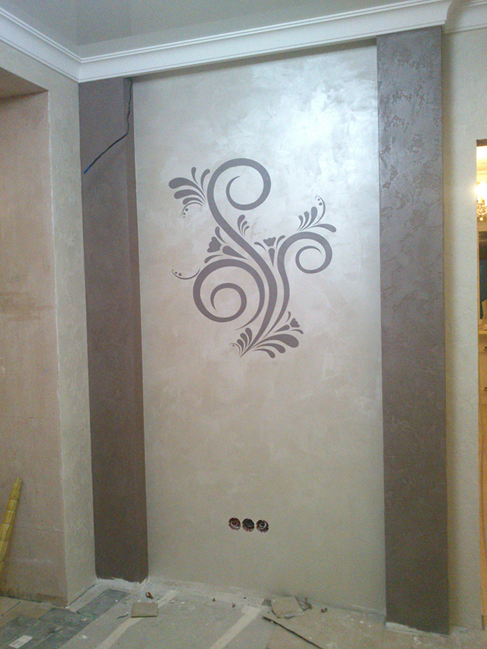 Трафарет на декоративной штукатурке