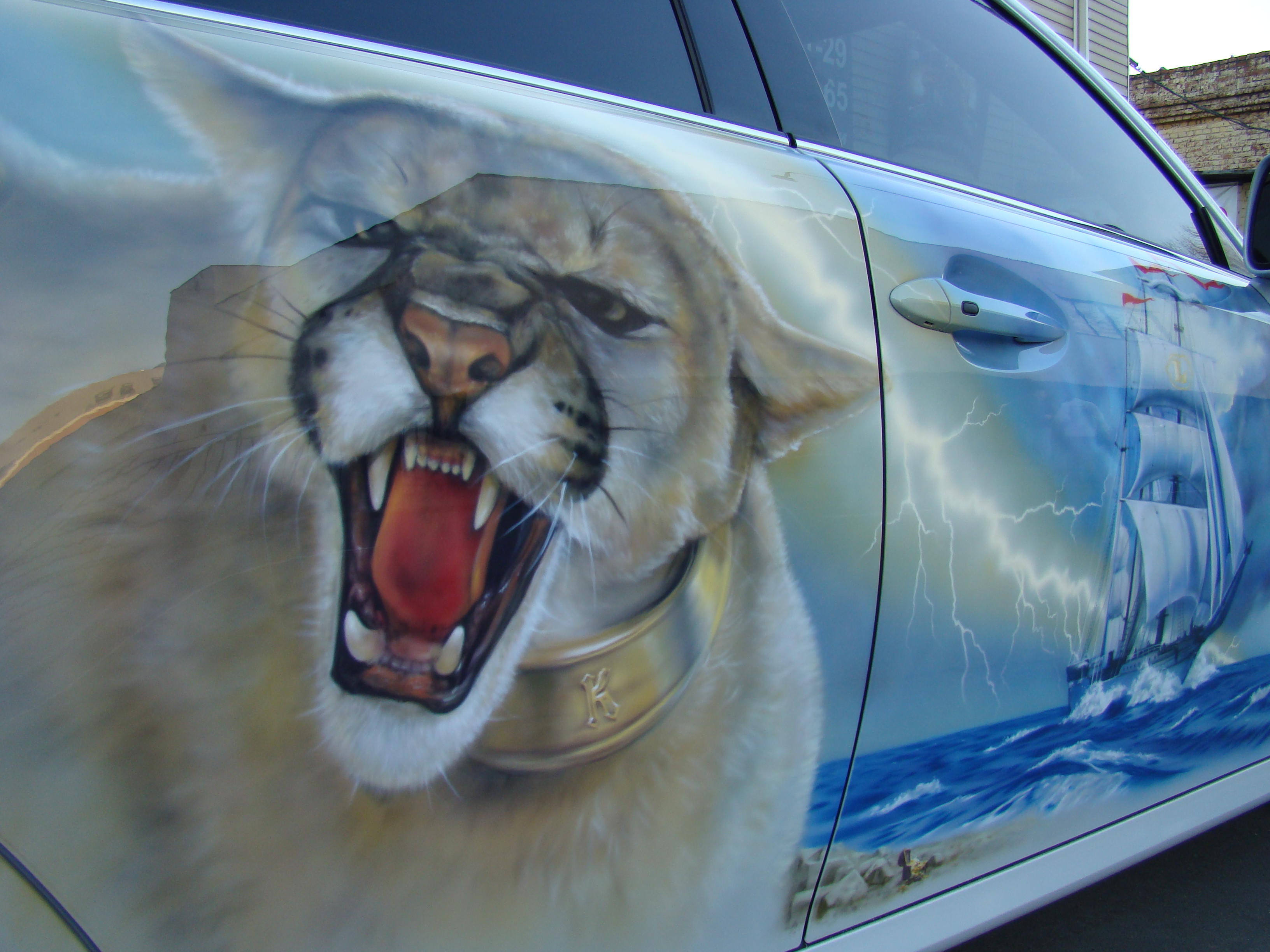 Классическая пума для девушки. Аэрография на Лексусе.