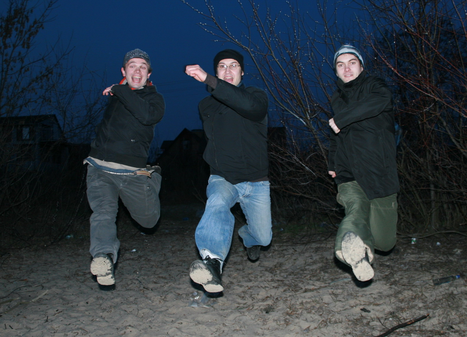 "Друзья-веселуны, шагающие в воздухе"