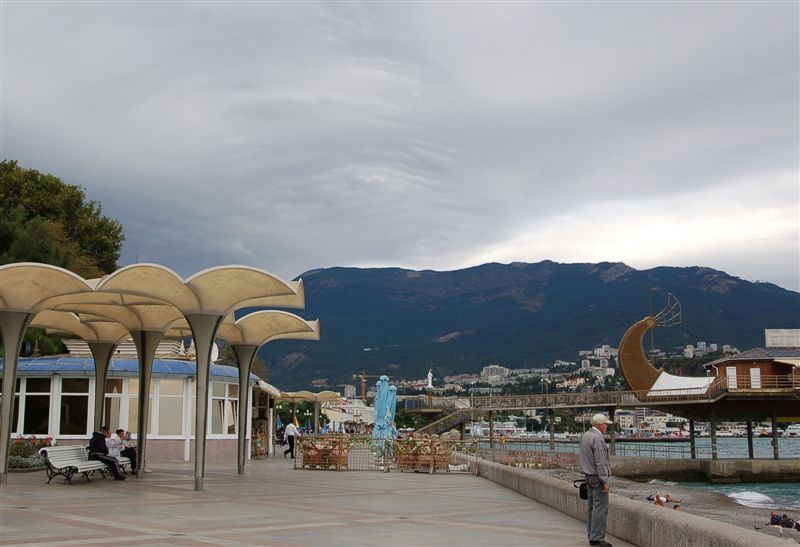 В Ялте осень...