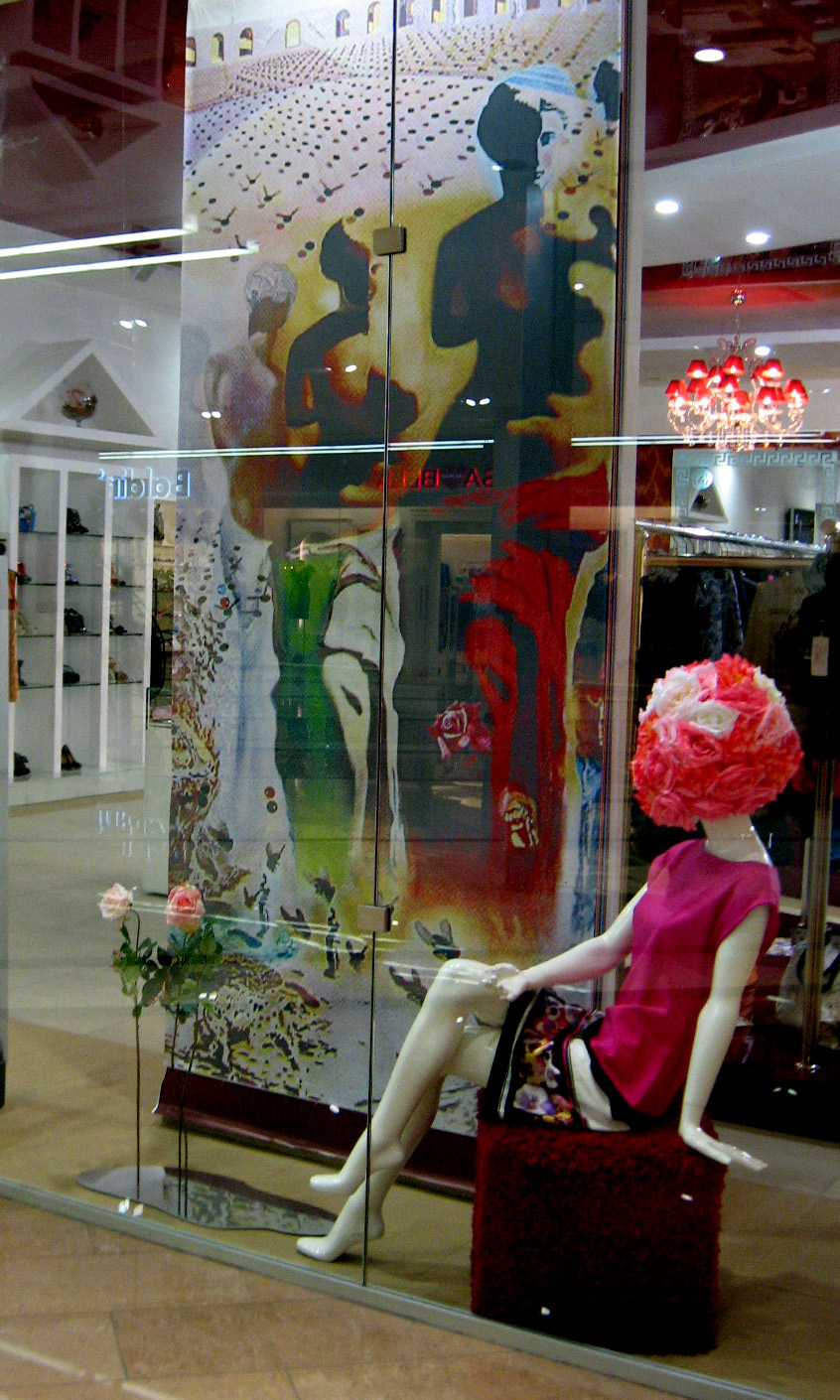 Весеннее оформление мультибрендового бутика элитной одежды